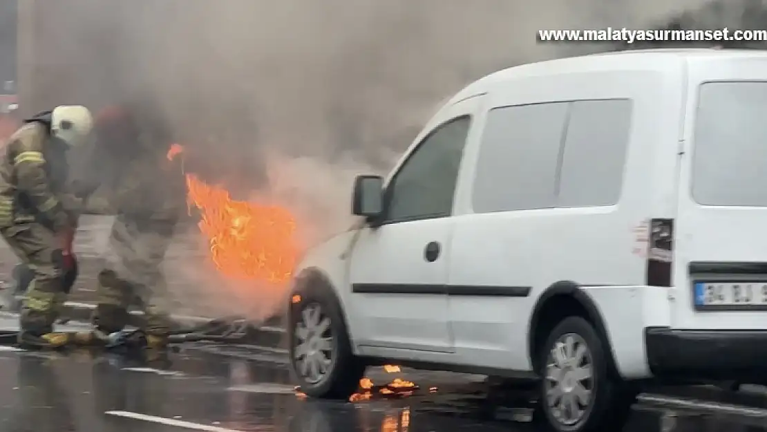 İstanbul'da araç alev alev yandı, İBB itfaiyesi müdahale edemedi