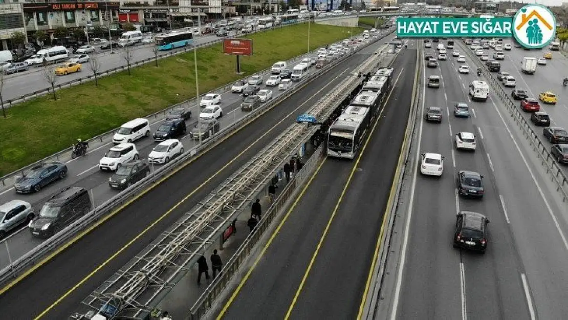 İstanbul'da metrobüs duraklarında dikkat çeken yoğunluk