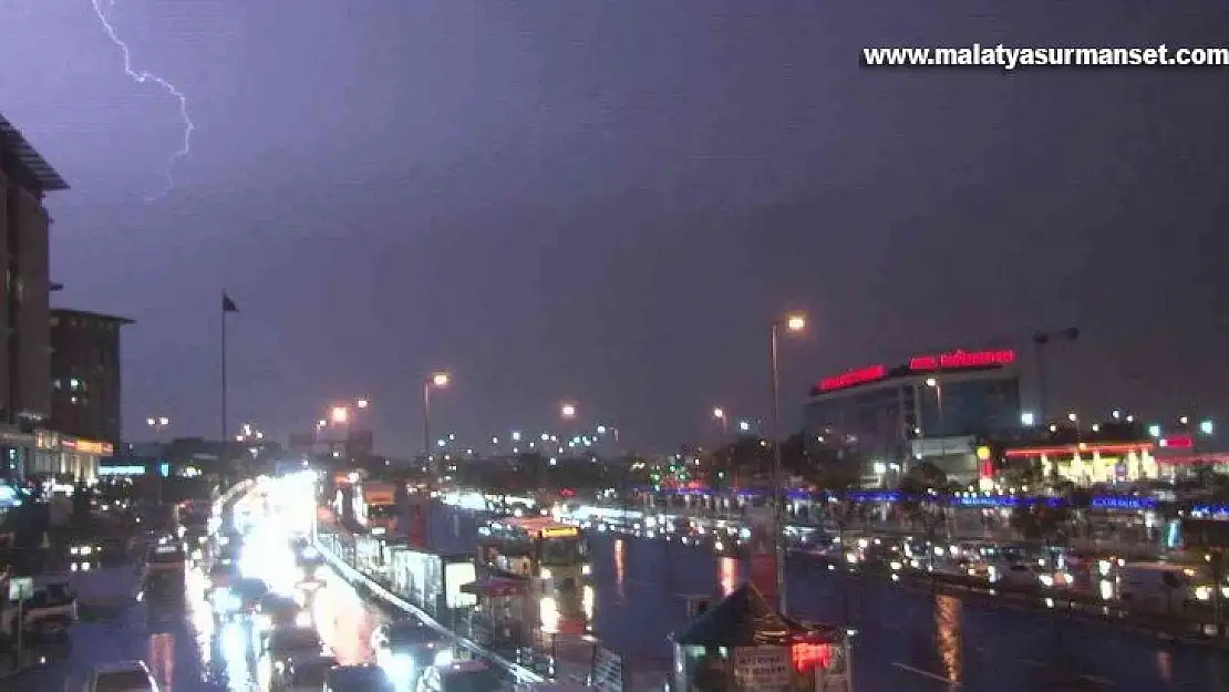 İstanbul'da sağanak yağış etkili oldu