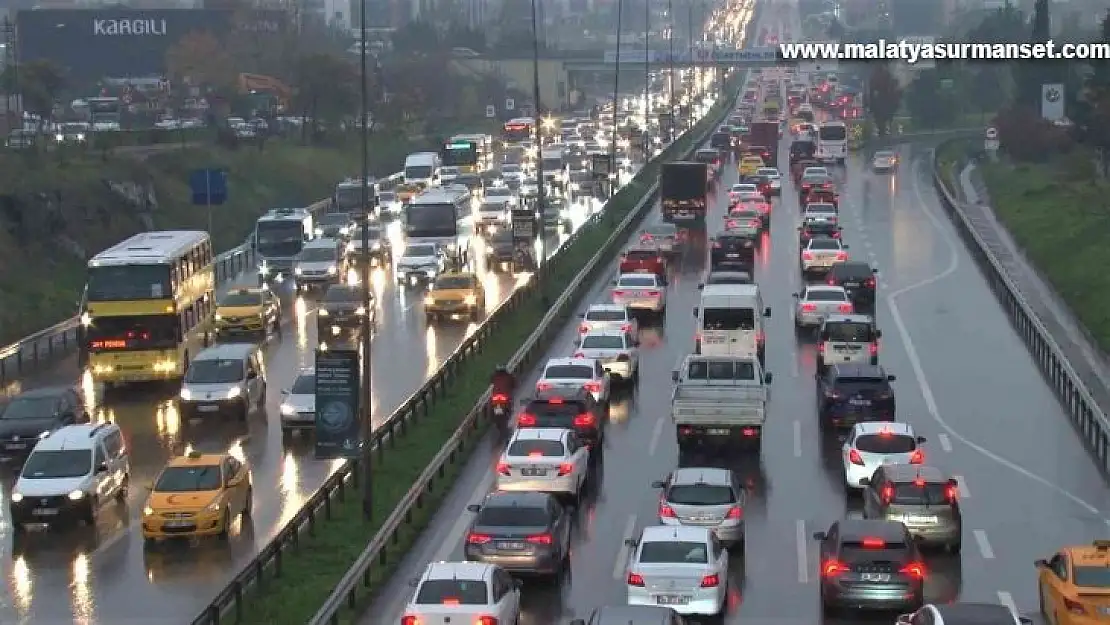 İstanbul'da sağanak yağış etkili oldu: İş çıkışı trafik kilitlendi