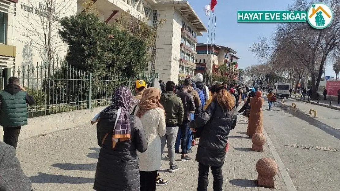 İstanbul'da vergi dairesi önünde uzun kuyruklar