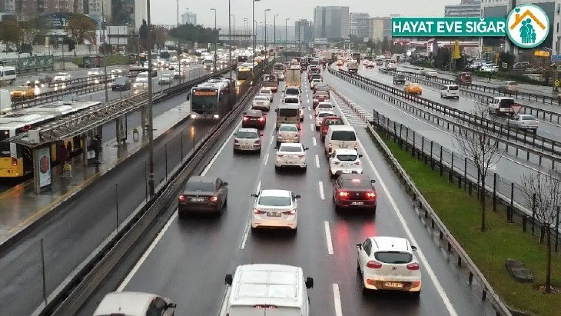 İstanbul'da yağmur ve mesai sonrası trafik yoğunluğu