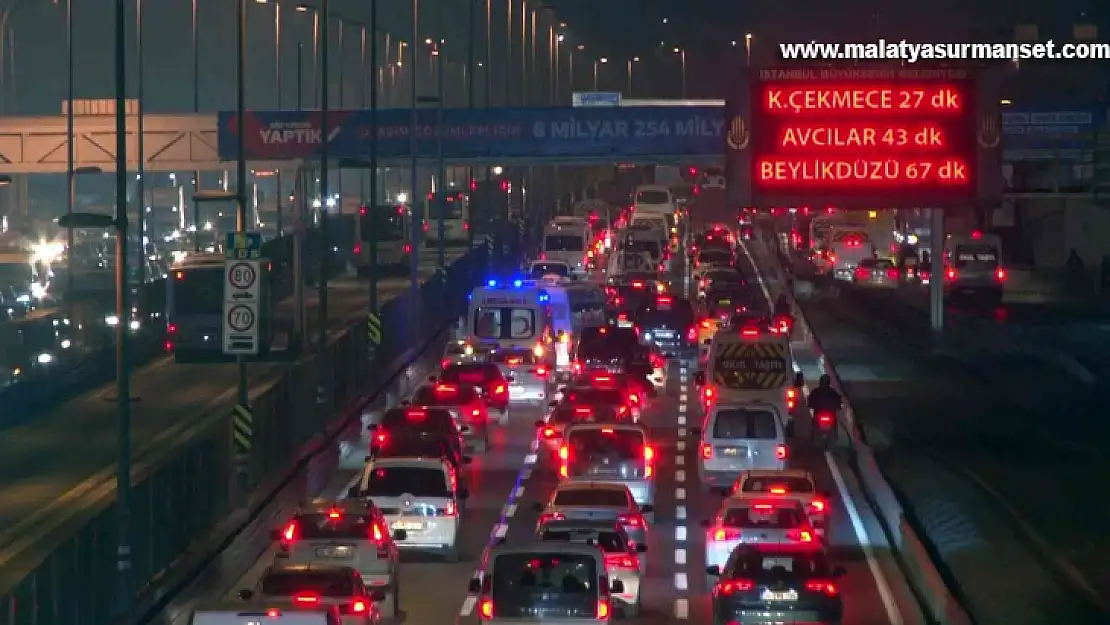 İstanbul'da yılın son iş gününde trafik yoğunluğu yüzde 71'e yükseldi