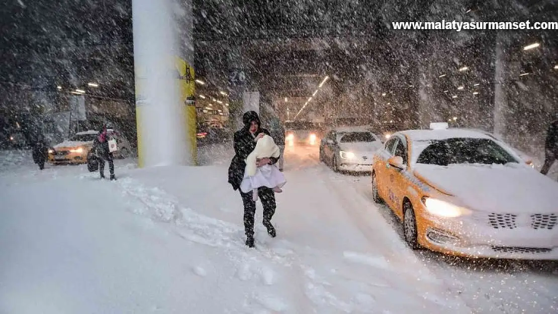 İstanbul Havalimanı'ndaki kar esareti objektiflere yansıdı