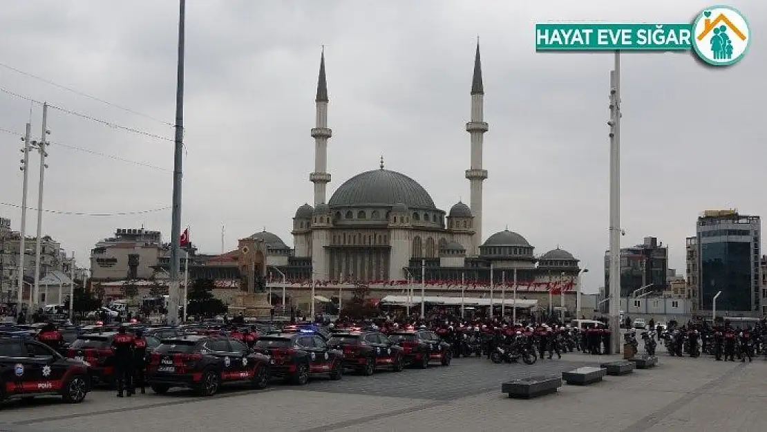 İstanbul polisinden gövde gösterisi: Turistler hayranlıkla izledi