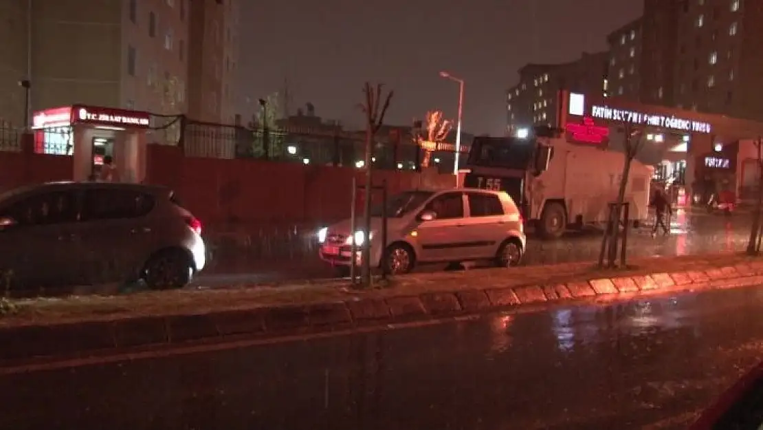 İstanbul'da akşam saatlerinde dolu yağışı etkili oldu