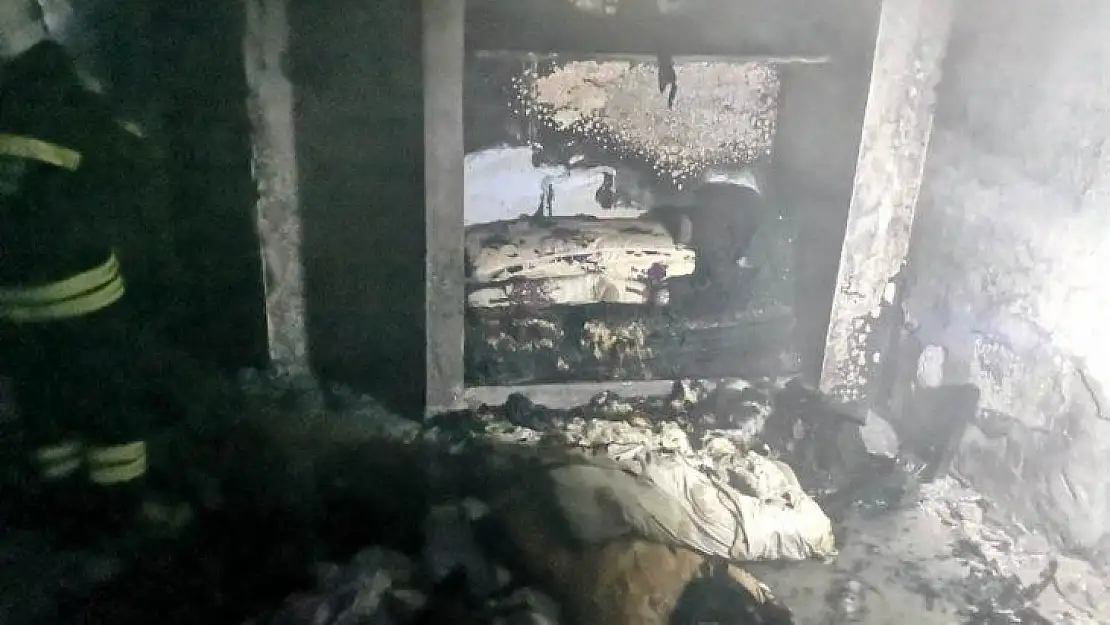 İtfaiye eri, baba ve oğlu alevlerin arasından kurtardı