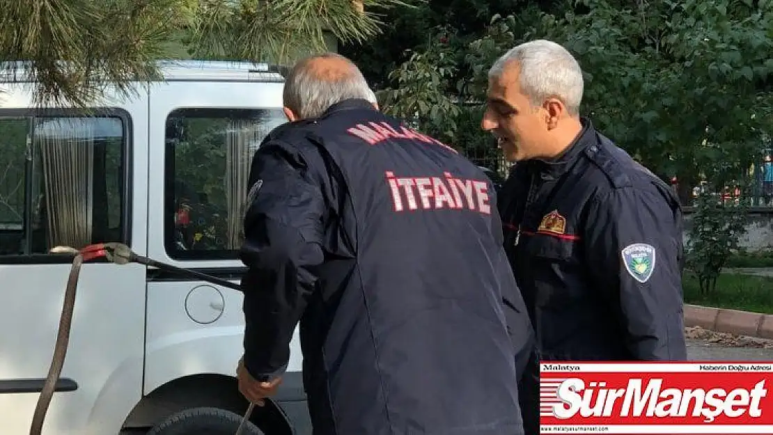 İtfaiye sitenin bahçesindeki yılanı yakaladı