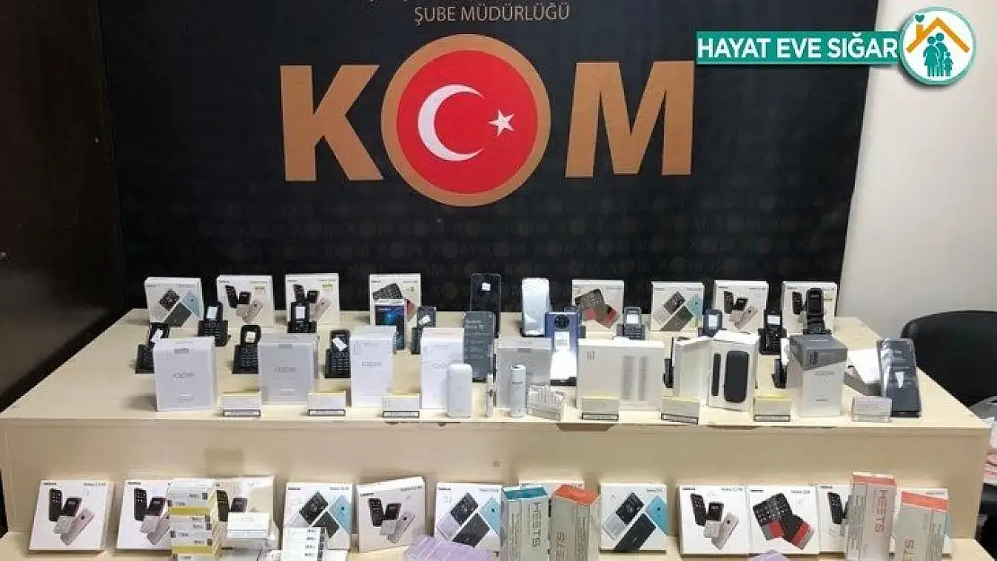 İzmir'de 2,5 milyon değerinde kaçak ürün ele geçirildi