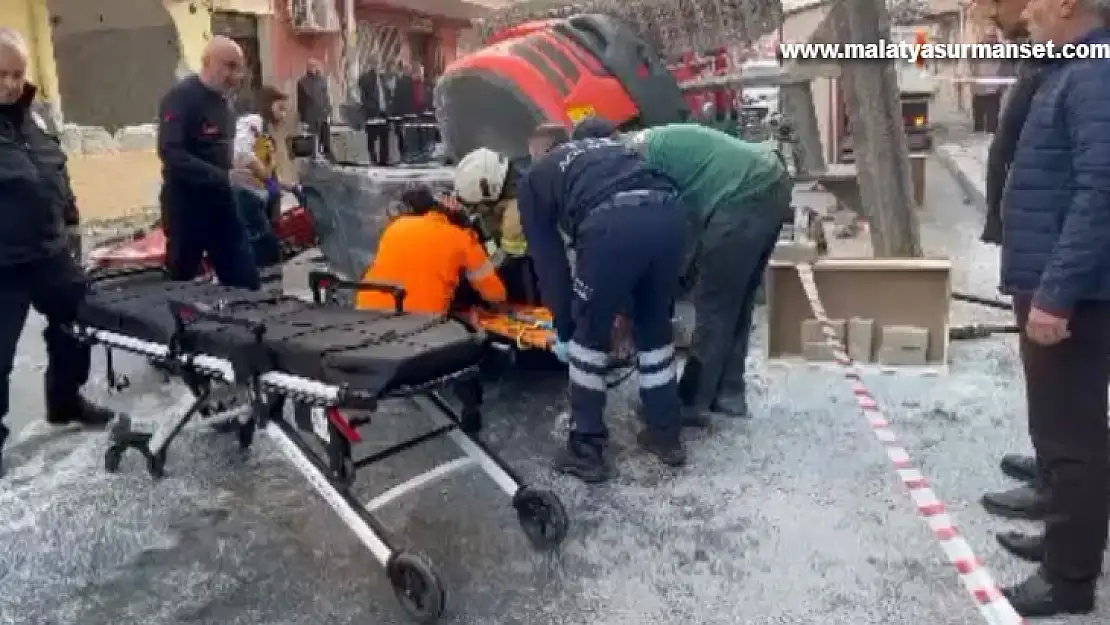 İzmir'de faciadan dönüldü: Yıkım sırasında iş makinesi 3. kattan düştü