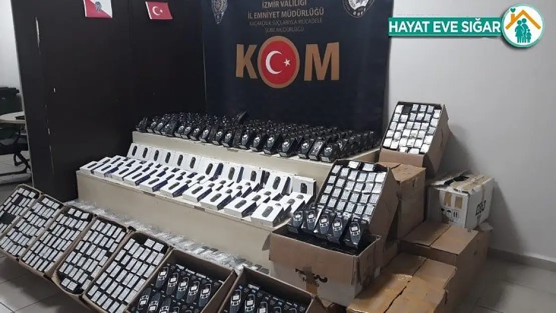 İzmir'de gümrük kaçağı cep telefonu operasyonu