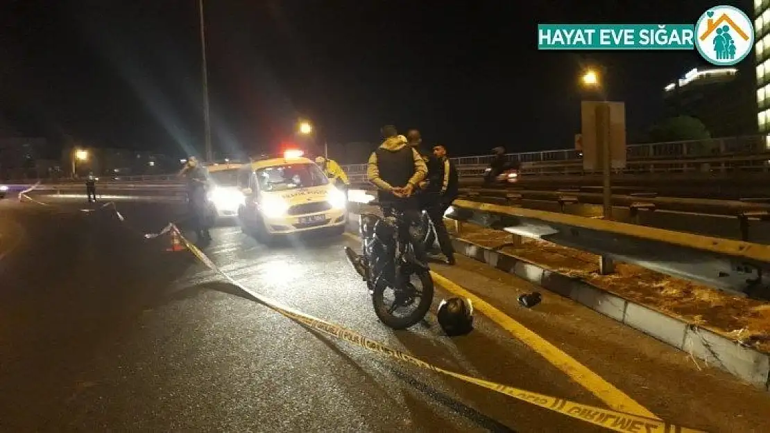 İzmir'de virajı alamayan motosiklet bariyere çarptı: 1 ölü