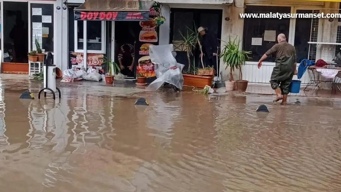 İzmir'de yağmur hayatı felç etti, araçlar suya gömüldü