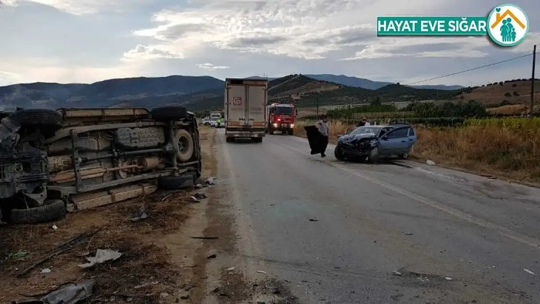 İzmir'de kamyonet ile otomobil çarpıştı 5 yaralı