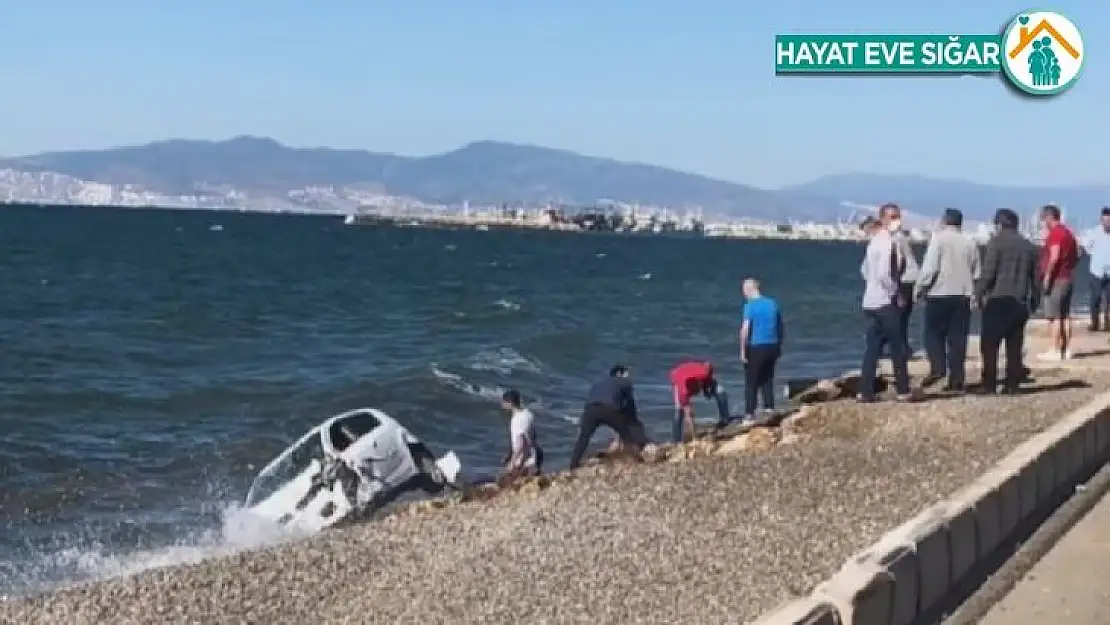 İzmir'de kaza sonrası takla atan otomobil denize düştü: 3 yaralı