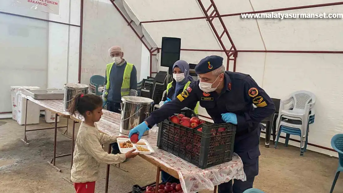 Jandarma depremzede vatandaşlarla iftar yaptı