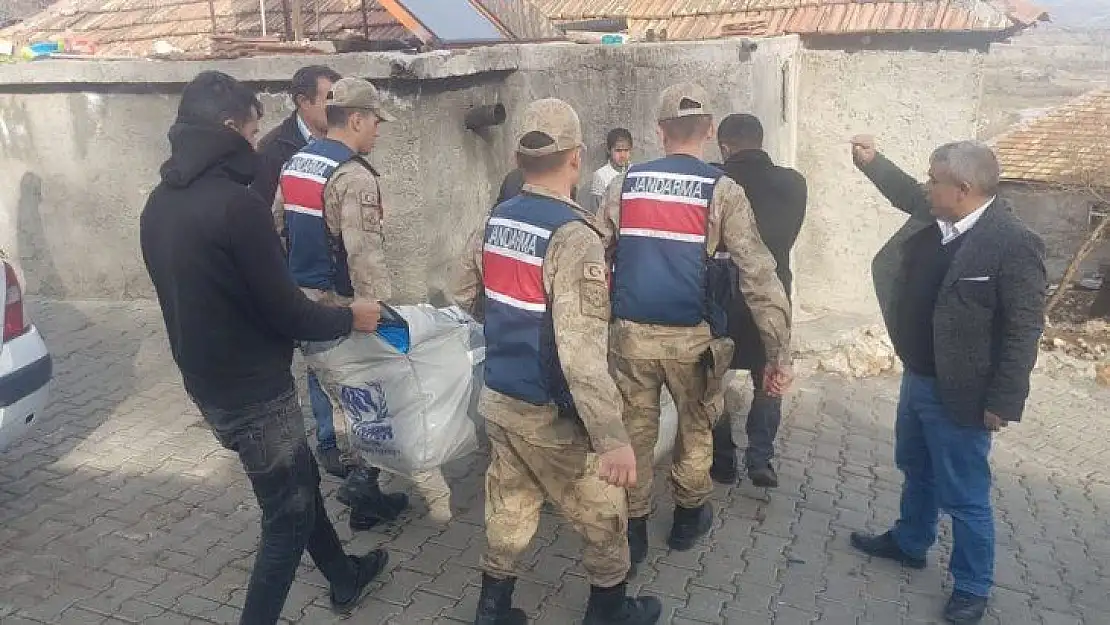 Jandarma ekipleri, Adıyaman'da depremzedelere çadır dağıttı