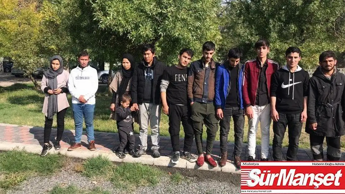 Jandarma kontrol noktasını gören sürücü yabancı uyruklu 20 kişiyi bırakıp kaçtı