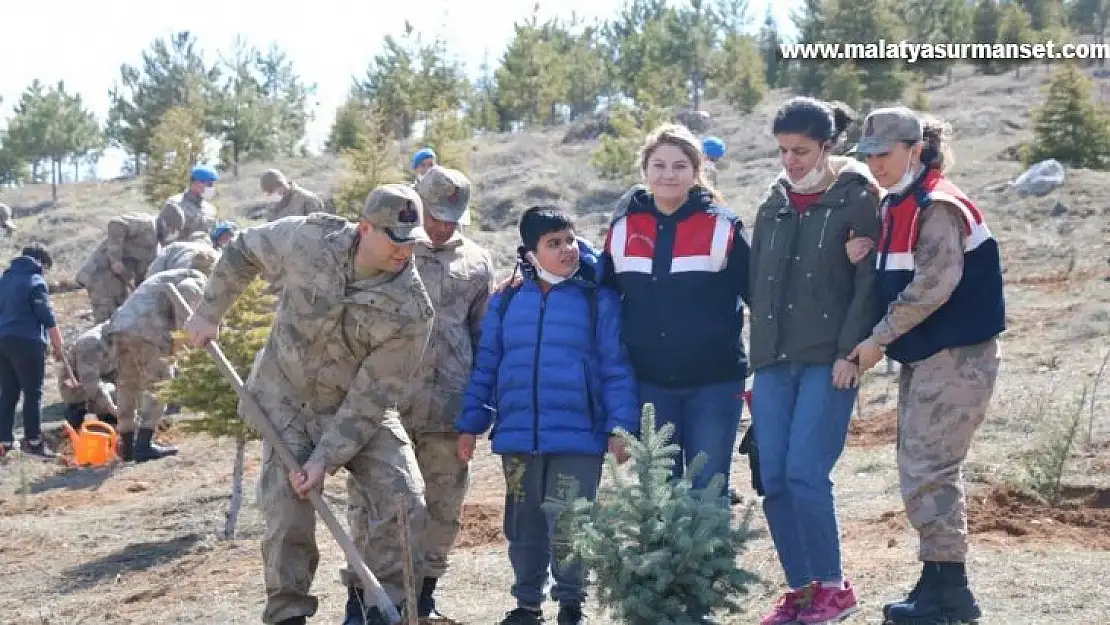 Jandarma öğrencilerle birlikte ağaç dikti