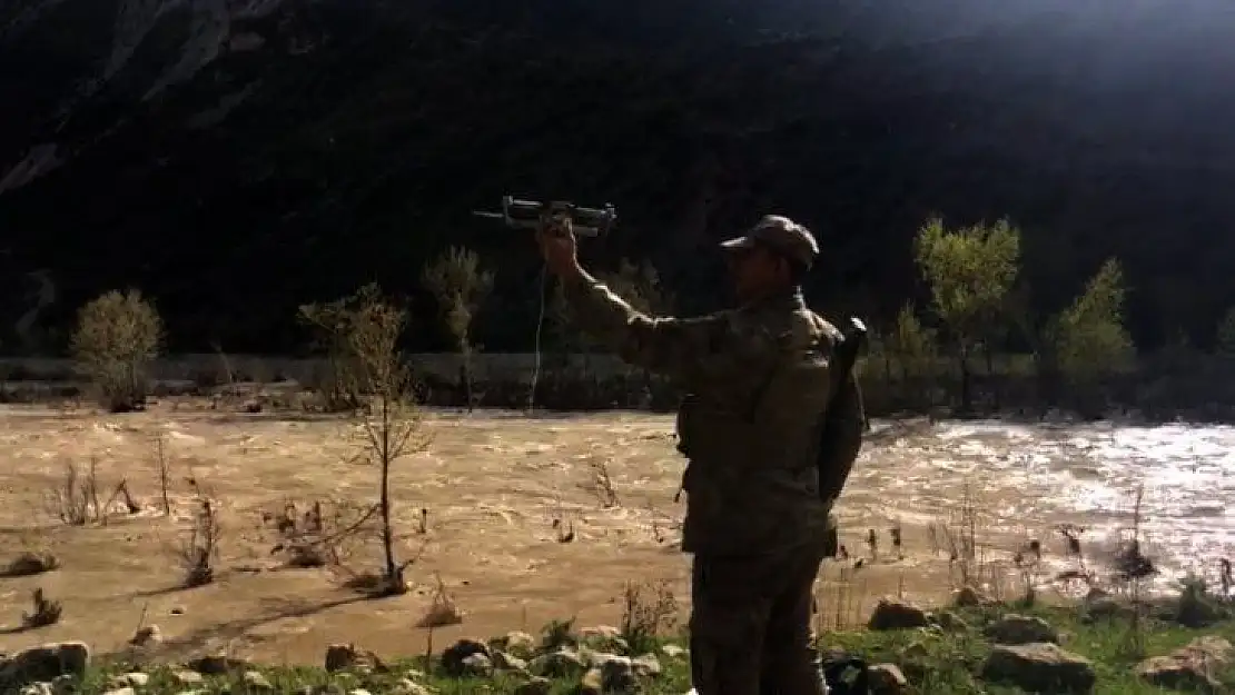 Jandarma yaşlı kadına ilaçlarını drone'la ulaştırdı