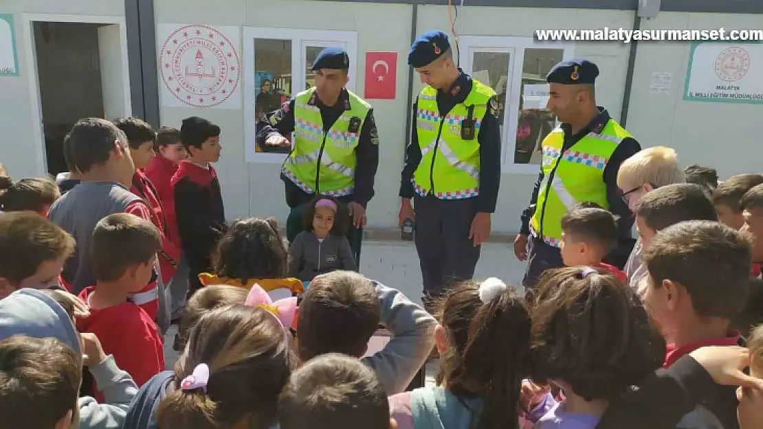 Jandarmadan depremzede çocuklara trafik eğitimi