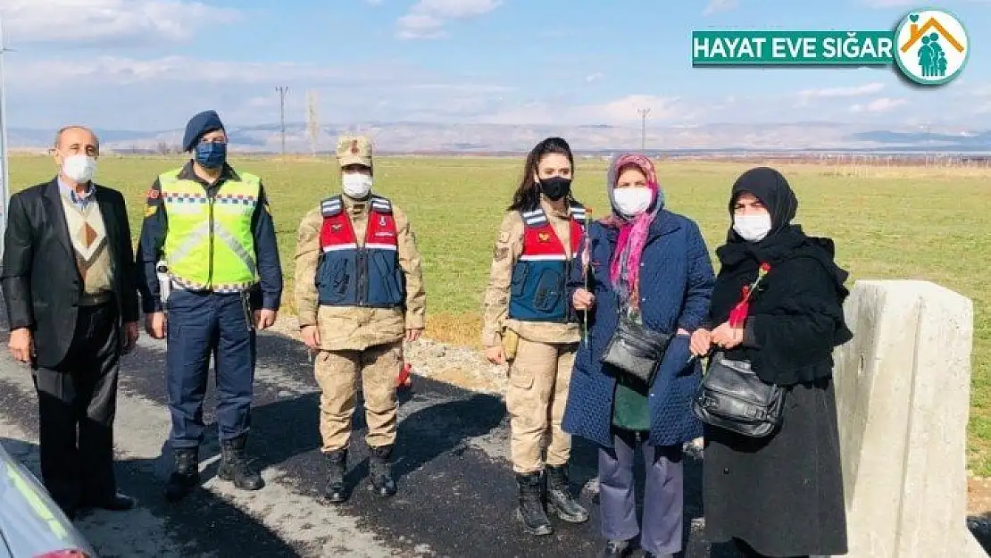 Jandarmadan kadın sürücü ve yolculara karanfil
