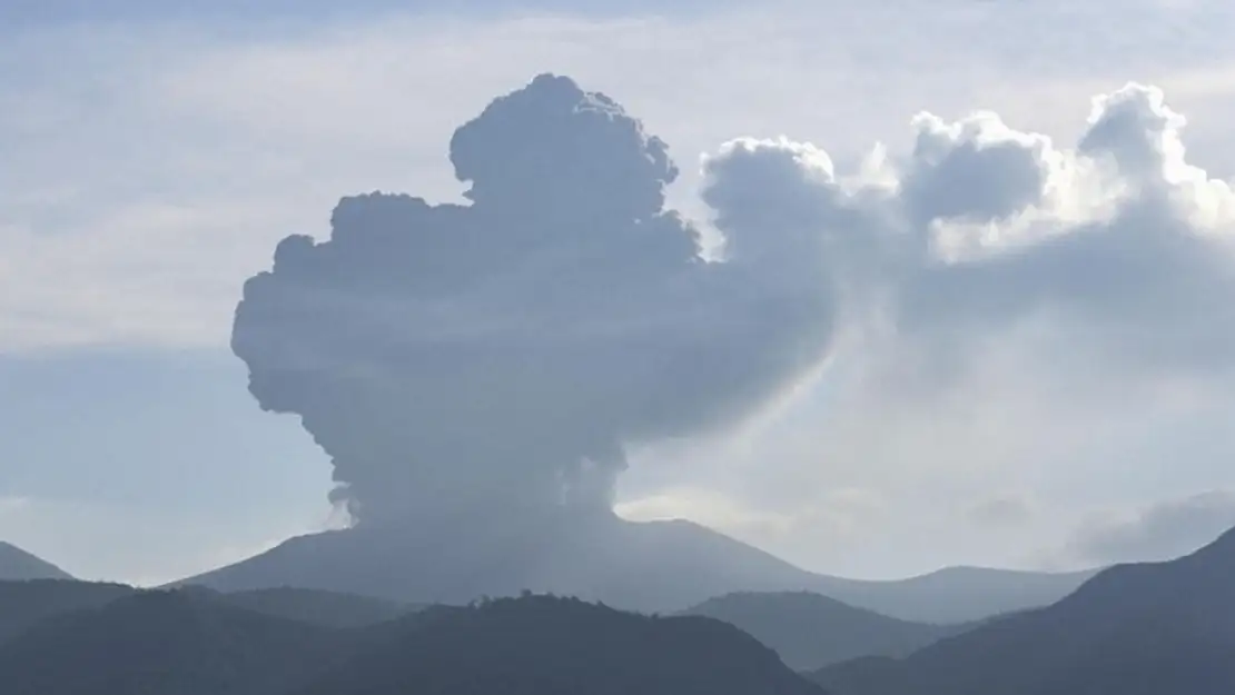 Japonya'da yanardağ patladı