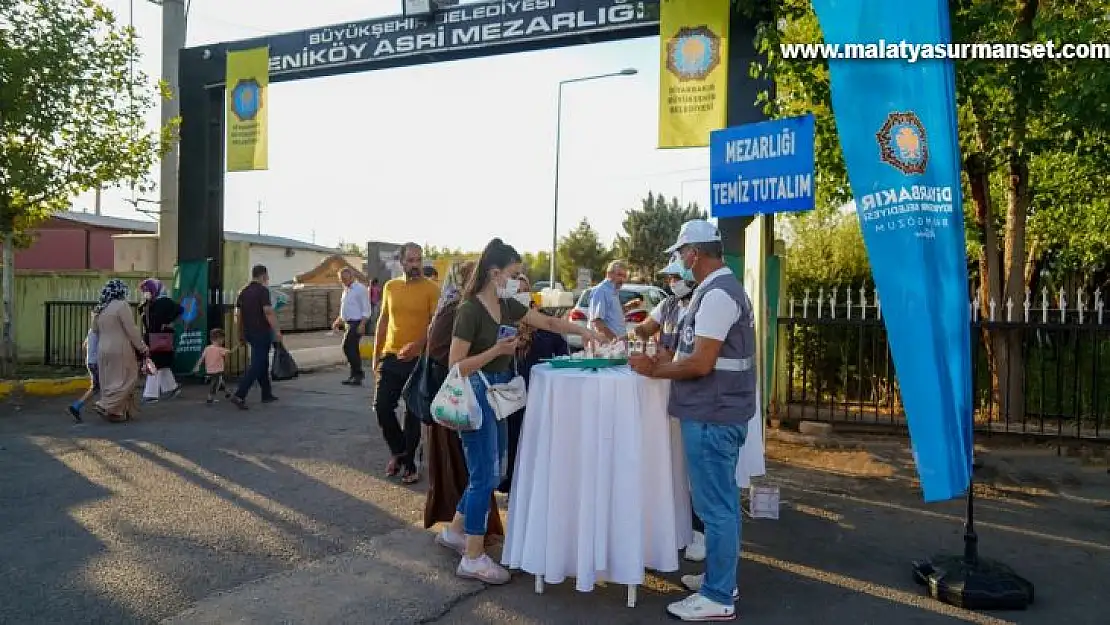 Kabir ziyareti yapanlara lokum ikramı