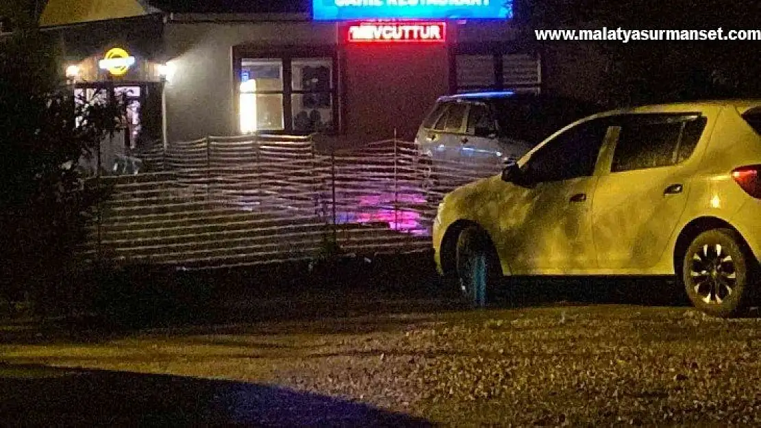 Kaçırdığı çocuğunun canlı yayında boğazına bıçak dayadı