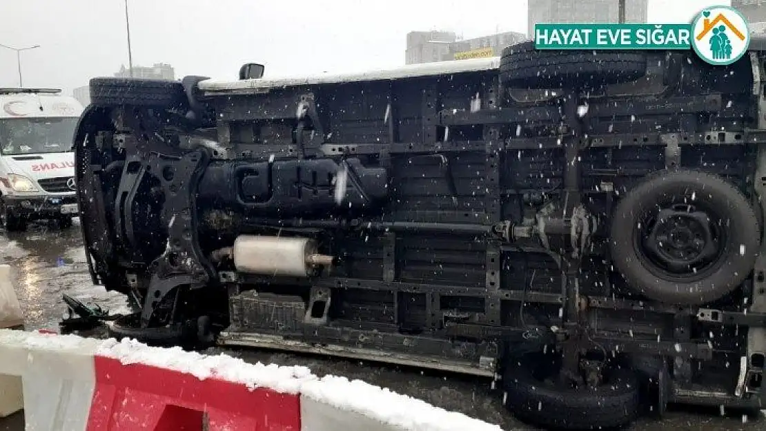 Kadıköy'de araç bariyerlere çarpıp, yan yattı