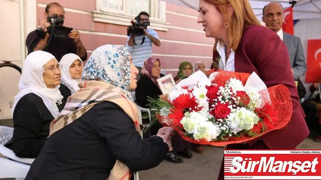Kadın öğretmenlerden, HDP önünde evlat nöbeti tutan annelere destek