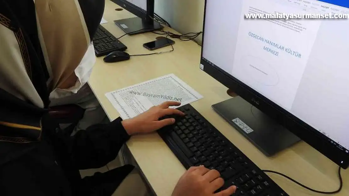 Kadınlar aldıkları kurslarla meslek sahibi oluyorlar