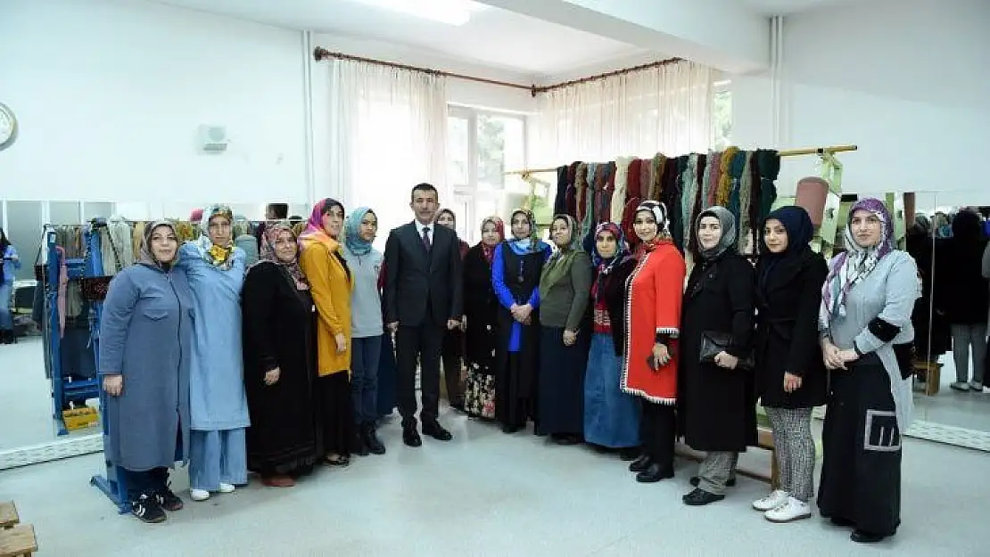 Kadınlar dokudukları halılarla ev ekonomisine katkı sağlıyor