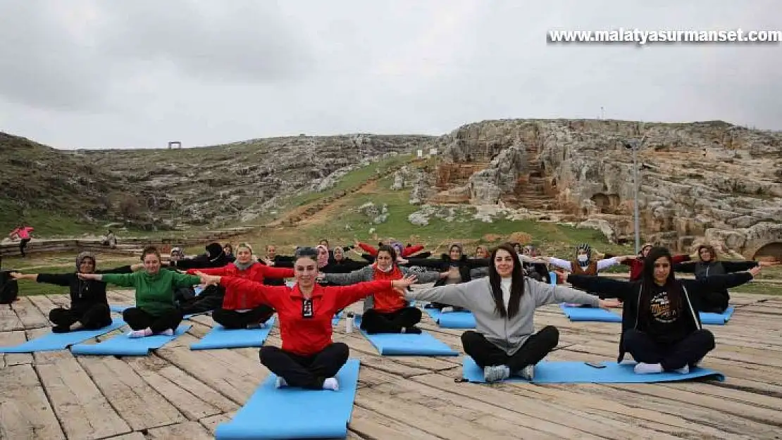 Kadınlar tarihi mekanda yoga yaptı