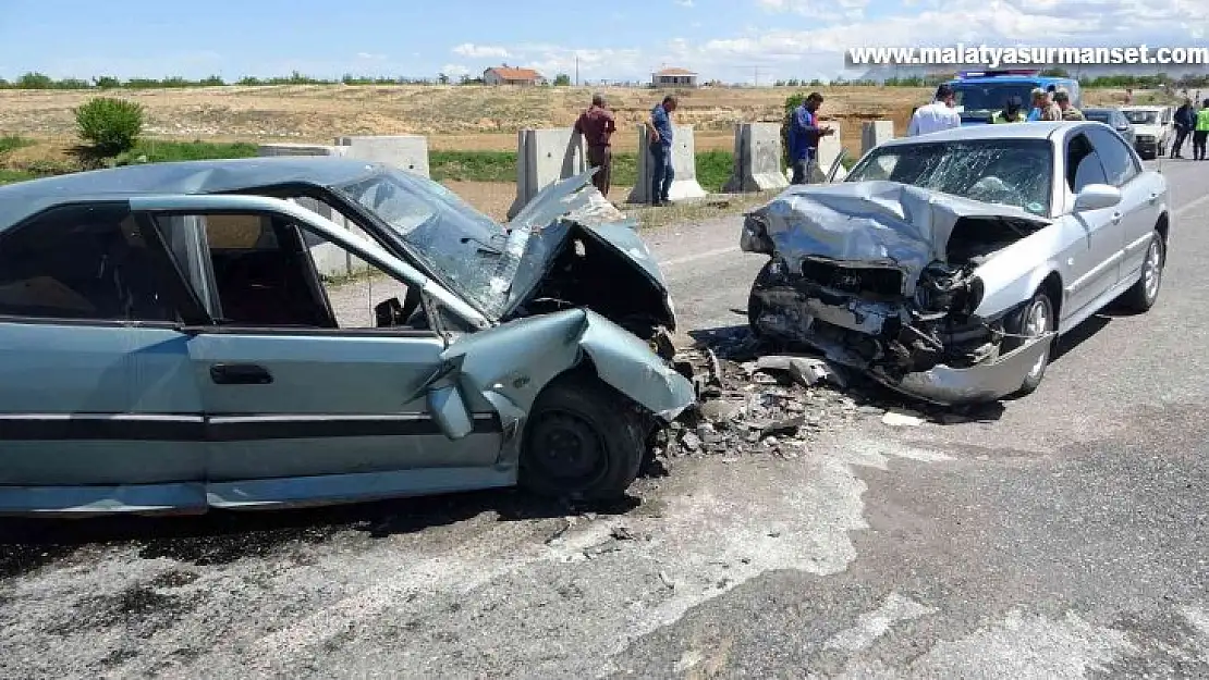 Kafa kafaya çarpışan araçlar hurdaya döndü: 1'i ağır 2 yaralı