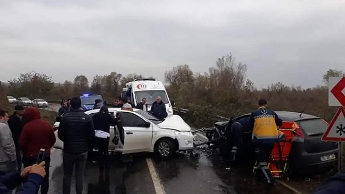 Kafa kafaya iki araç çarpıştı: 5 yaralı