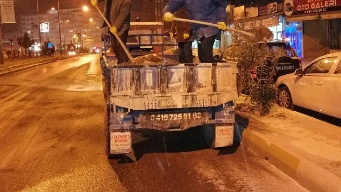 Kahta Belediyesi buzlanmaya karşı tuzlama yaptı