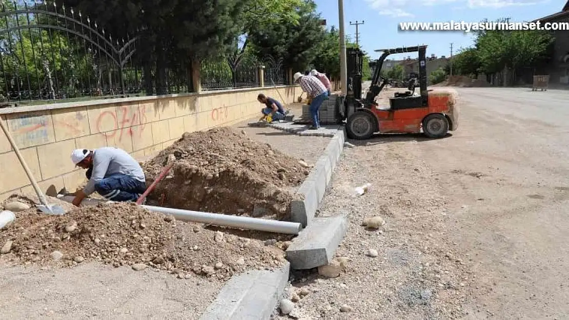 Kahta'nın işlek caddelerinde kaldırım çalışmaları başladı