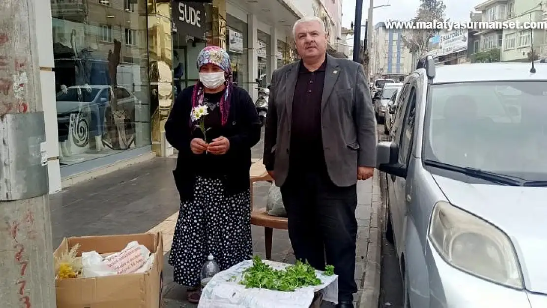 Kaldırımda yarpuz otu satan kadının tüm ürünlerini satın aldı