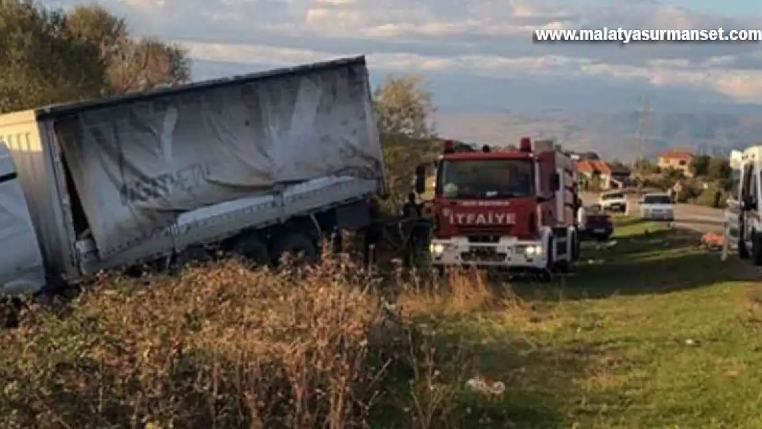 Kamyon ile otomobil çarpıştı: 2 ölü, 3 yaralı