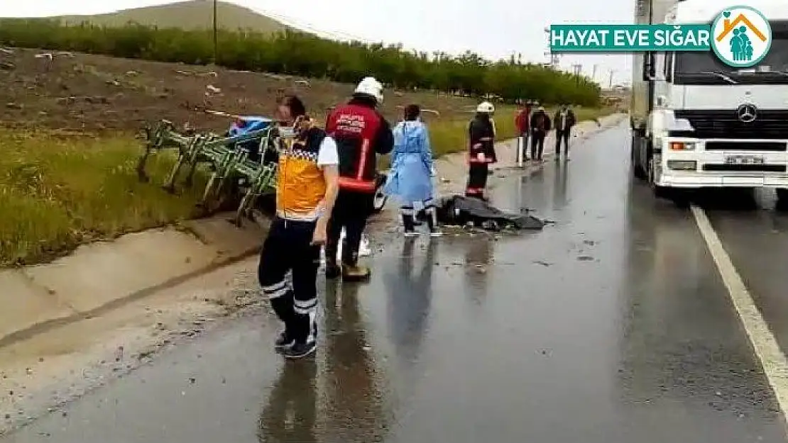 Kamyon ile traktör çarpıştı: 1 ölü
