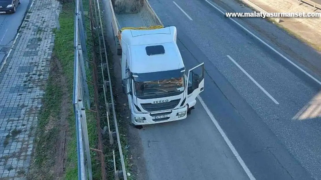 Kamyon kupası üzerine devrildi