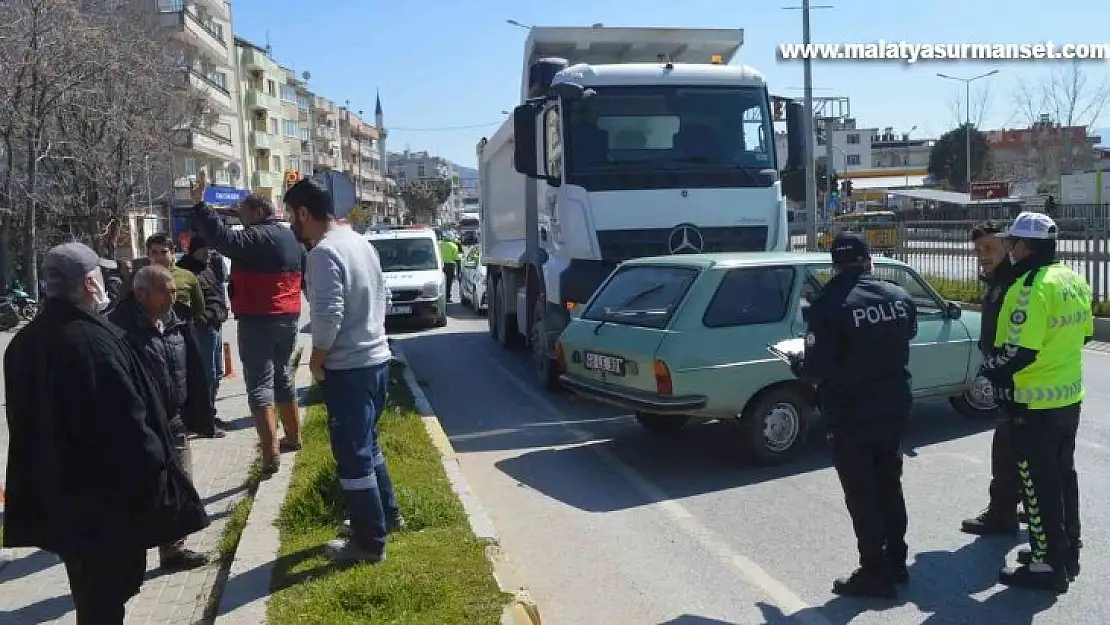 Kamyon önüne aldığı aracı metrelerce sürükledi