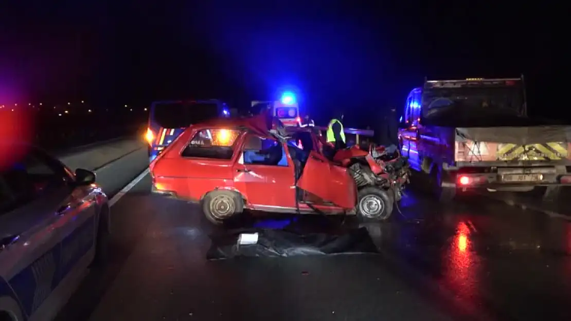 Kamyona arkadan çarpan otomobildeki 2 kişi öldü