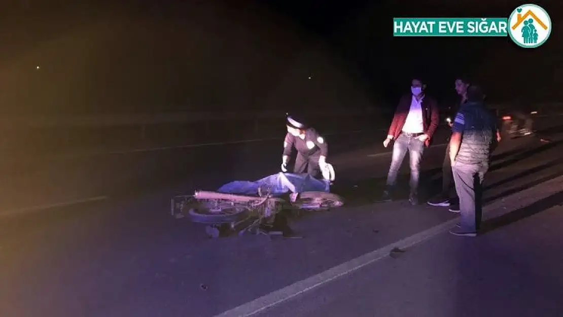 Kamyona çarpan motosikletli hayatını kaybetti