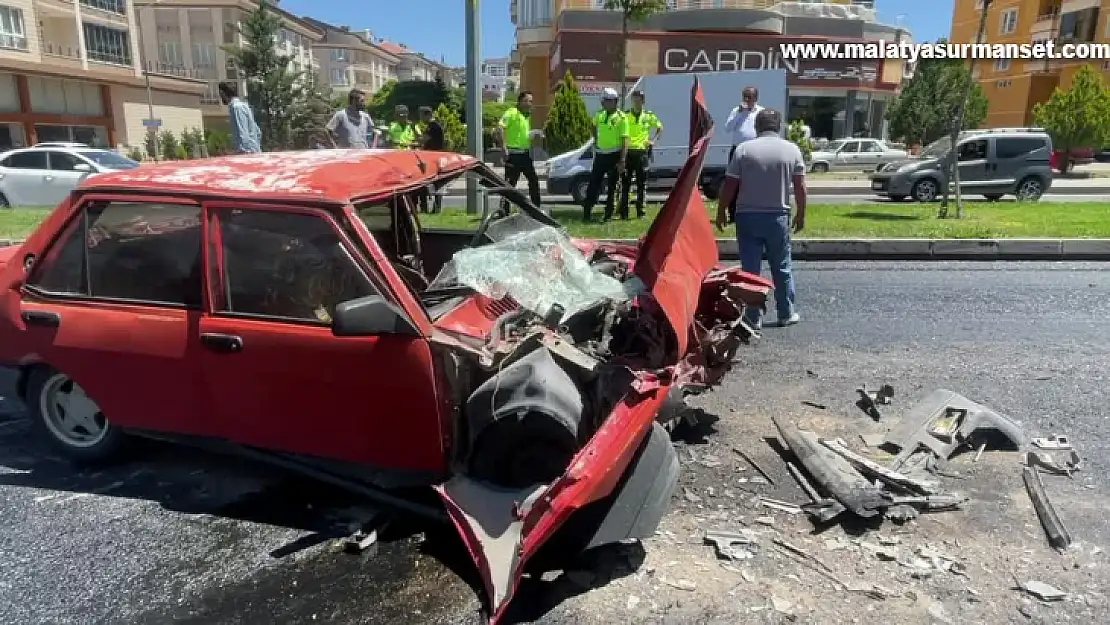 Kamyona çarpan otomobildeki 2 kişi öldü, 2 kişi yaralandı