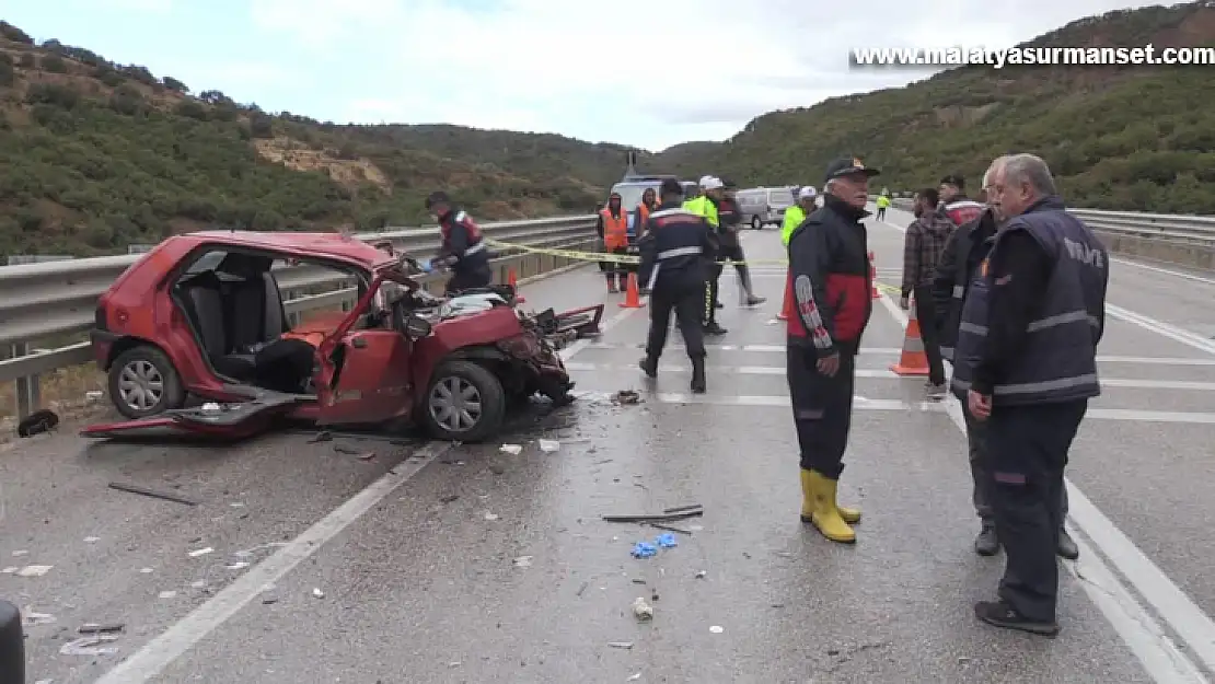 Kamyona çarpan otomobildeki 4 kişi öldü, 1 kişi yaralandı