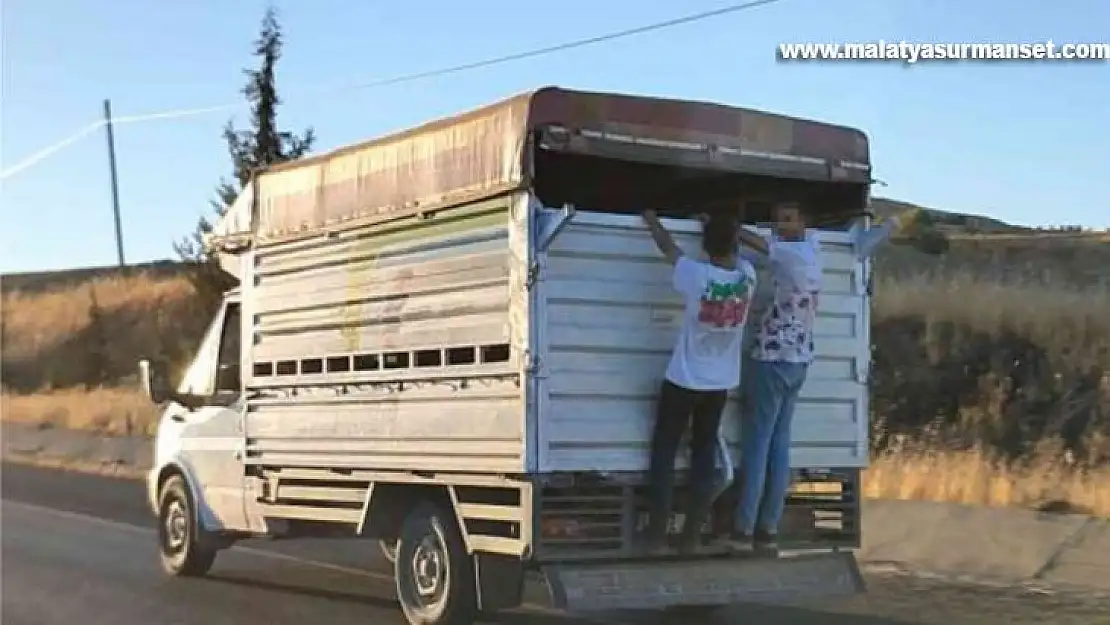 Kamyonet arkasında tehlikeli yolculuk