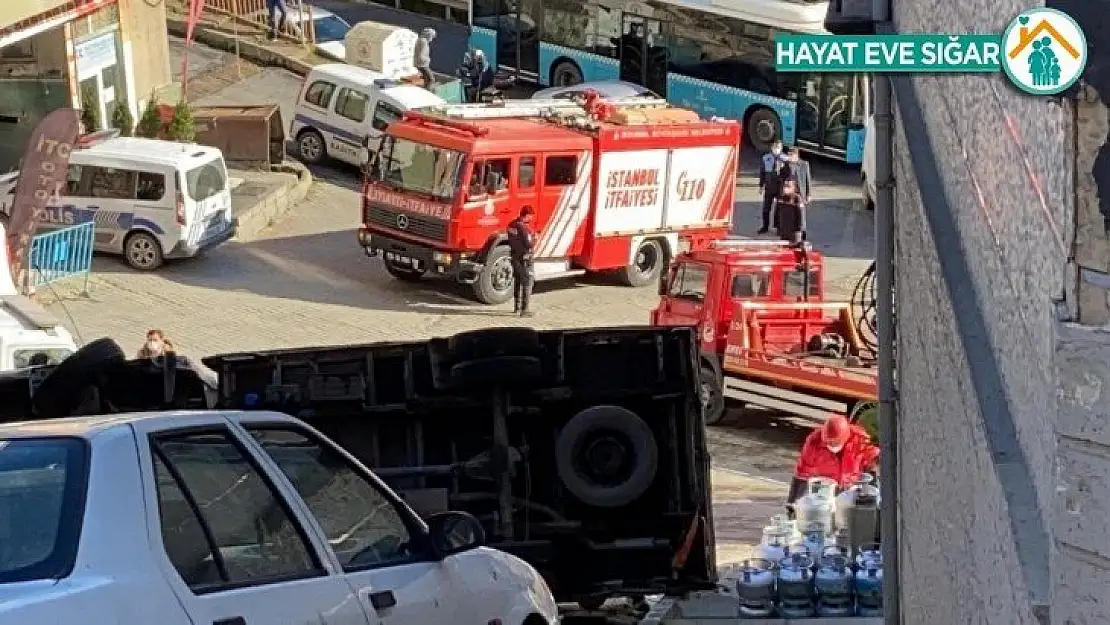 Kamyonet devrildi, gaz dolu tüpler sokağa saçıldı