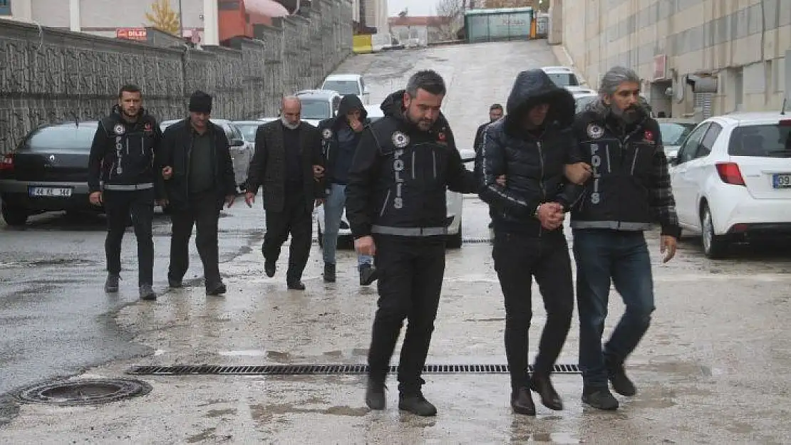 Kamyonet kabininde 18 kilo 600 gram esrar ele geçirildi